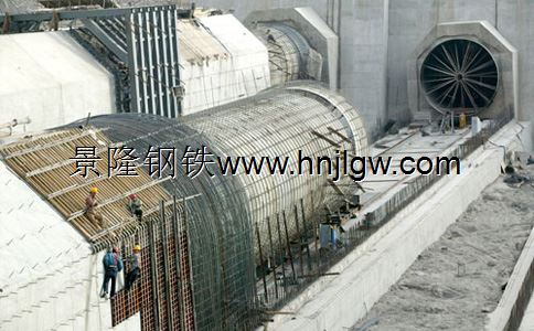 青海公伯峡水电站引水压力钢管施工现场